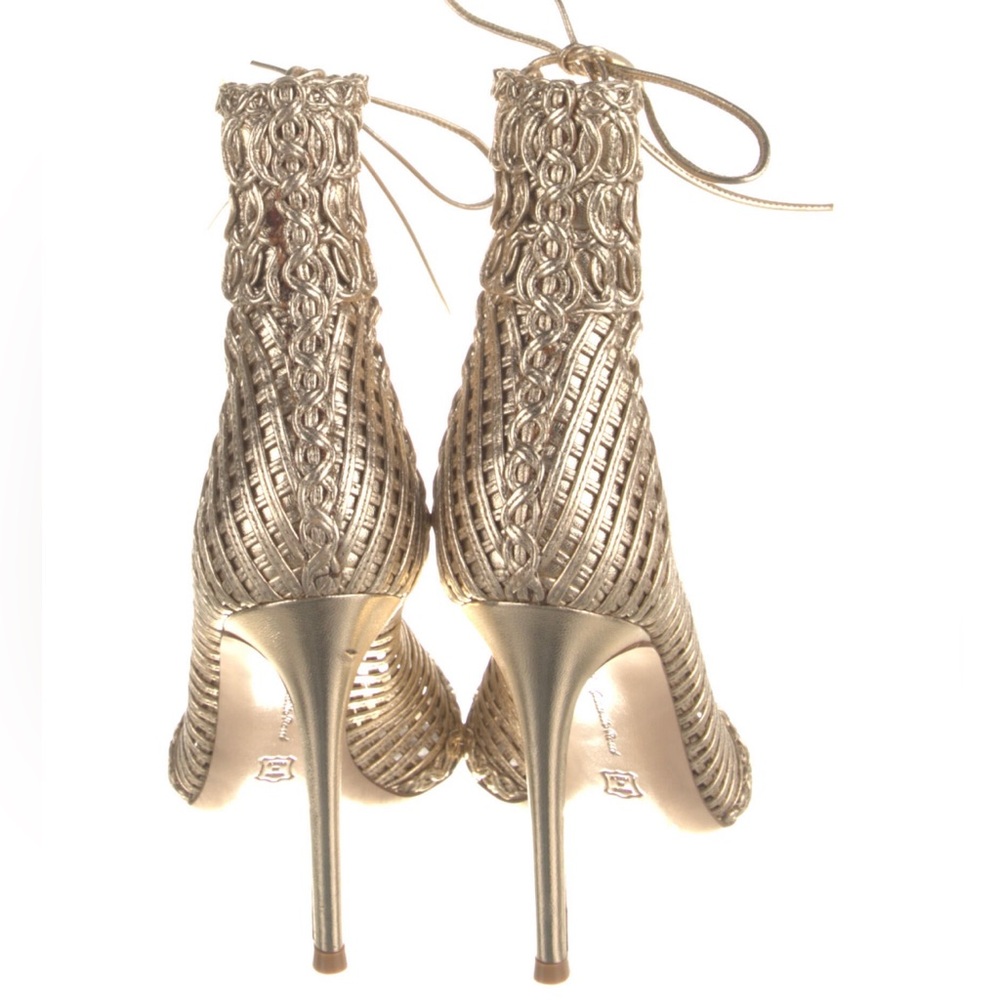 Shoe Size: 6
Foreign Size: IT 36
Color: Gold